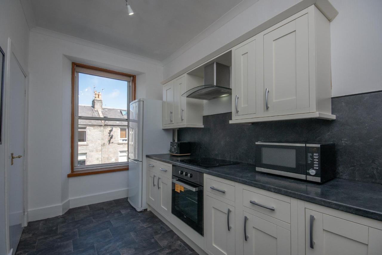 Dwellcome Home Ltd 1 Bed Apt, Half Mile To Union Street Yet Quiet, Free Parking, Fast Wifi, Ideal For Long Term Contractor, Etc Stays, Fully Equipped Kitchen, Regular Housekeeping Option - See Our Site For Assurance Абердин Екстер'єр фото
