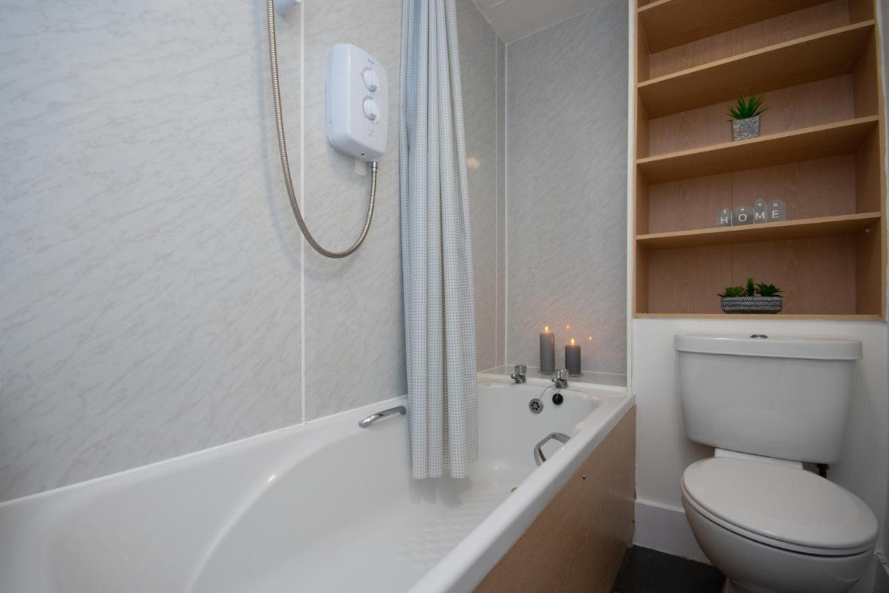Dwellcome Home Ltd 1 Bed Apt, Half Mile To Union Street Yet Quiet, Free Parking, Fast Wifi, Ideal For Long Term Contractor, Etc Stays, Fully Equipped Kitchen, Regular Housekeeping Option - See Our Site For Assurance Абердин Екстер'єр фото