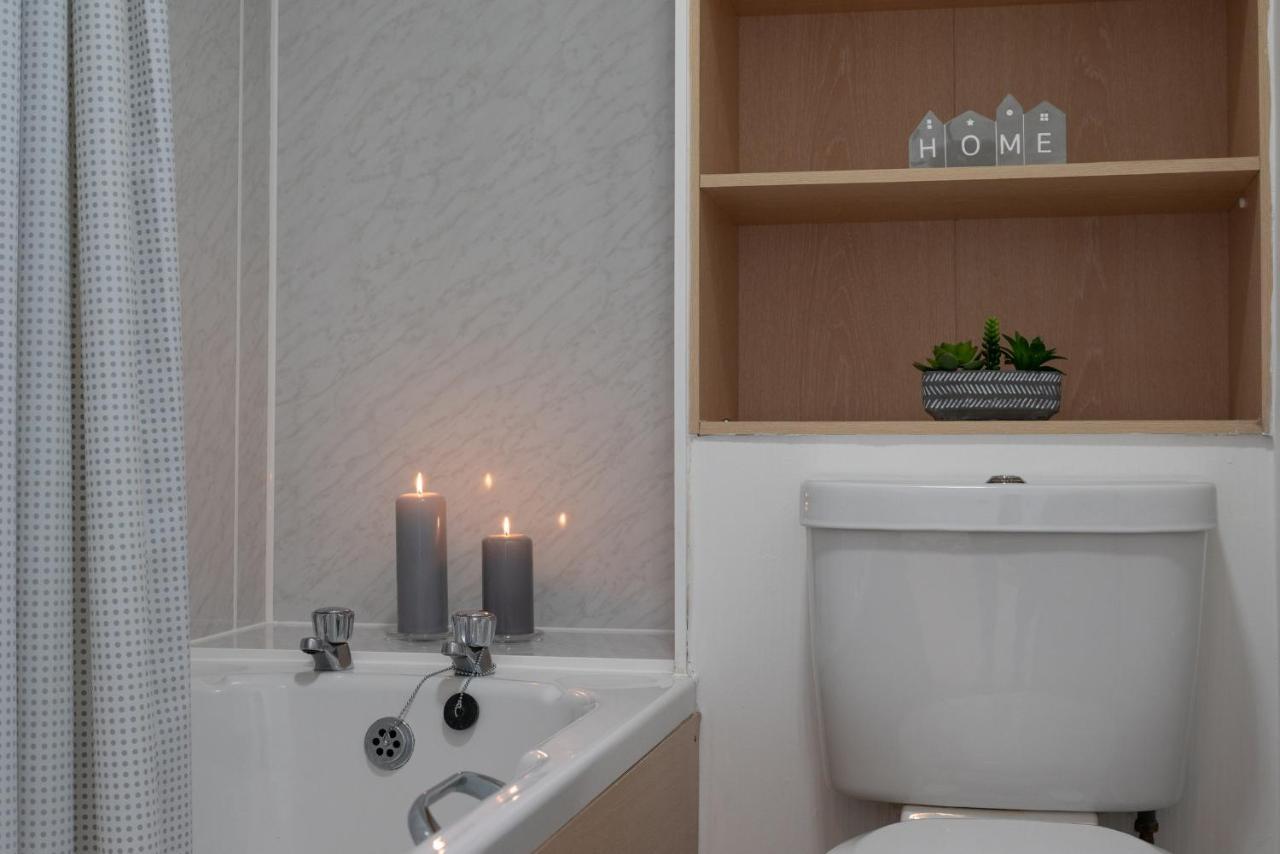 Dwellcome Home Ltd 1 Bed Apt, Half Mile To Union Street Yet Quiet, Free Parking, Fast Wifi, Ideal For Long Term Contractor, Etc Stays, Fully Equipped Kitchen, Regular Housekeeping Option - See Our Site For Assurance Абердин Екстер'єр фото