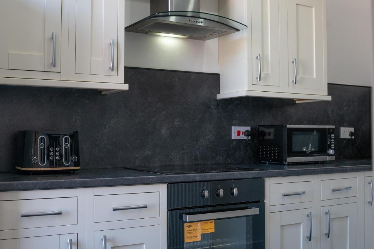 Dwellcome Home Ltd 1 Bed Apt, Half Mile To Union Street Yet Quiet, Free Parking, Fast Wifi, Ideal For Long Term Contractor, Etc Stays, Fully Equipped Kitchen, Regular Housekeeping Option - See Our Site For Assurance Абердин Екстер'єр фото